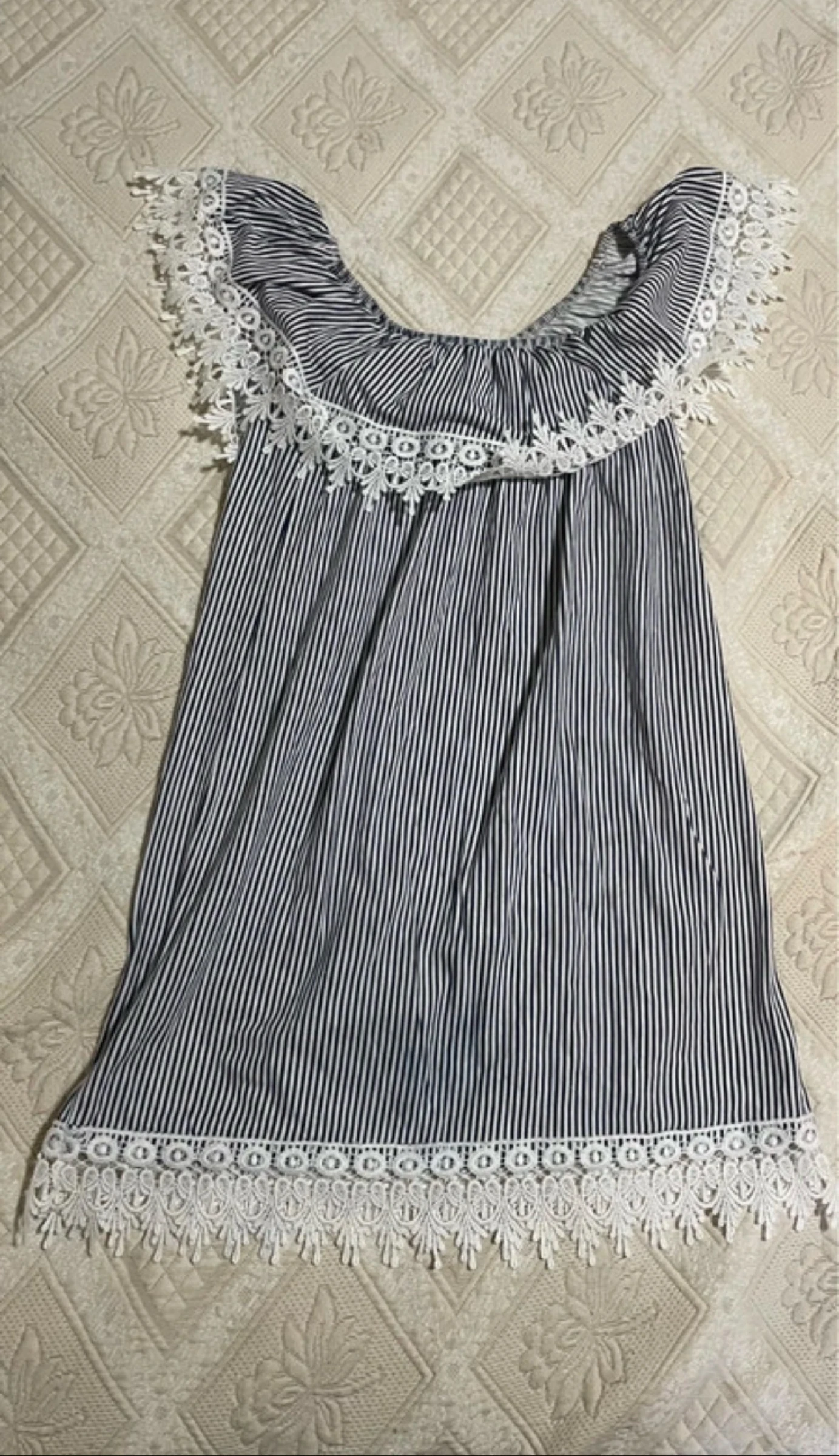 Vestido Corto a Rayas con Encaje y Hombros Caídos.
